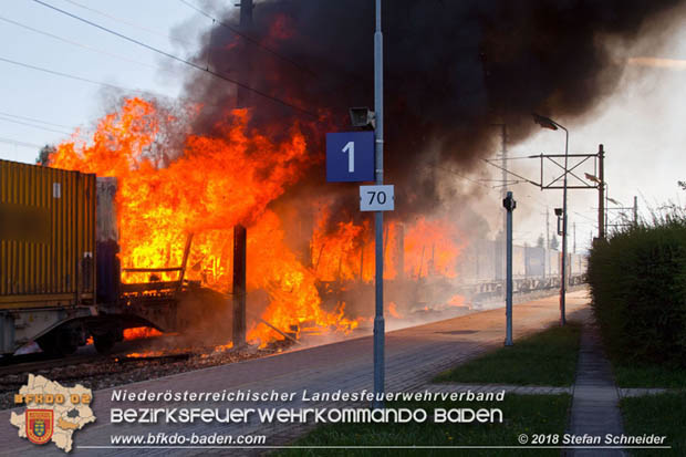 20180414 Brand mehrerer Güterwaggons im Bahnhof Pfaffstätten  Foto: © Stefan Schneider BFKDO BADEN