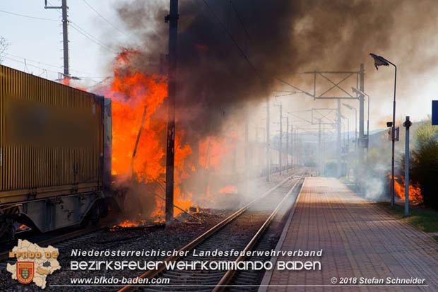 20180414 Brand mehrerer Güterwaggons im Bahnhof Pfaffstätten  Foto: © Stefan Schneider BFKDO BADEN