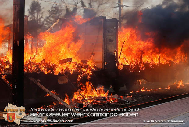 20180414 Brand mehrerer Güterwaggons im Bahnhof Pfaffstätten  Foto: © Stefan Schneider BFKDO BADEN