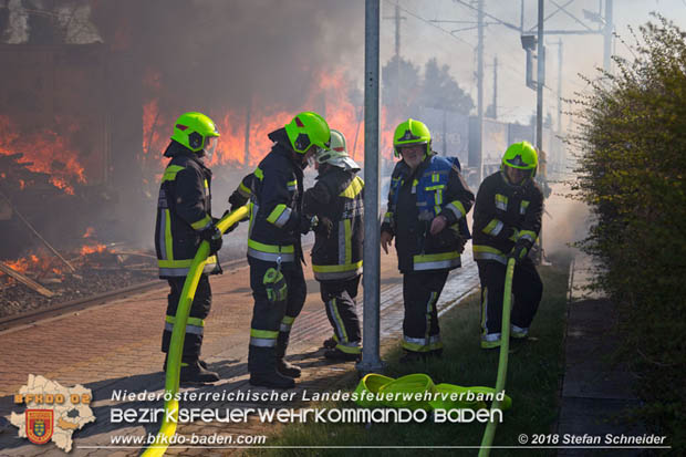 20180414 Brand mehrerer Güterwaggons im Bahnhof Pfaffstätten  Foto: © Stefan Schneider BFKDO BADEN