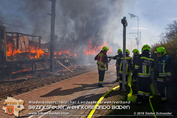 20180414 Brand mehrerer Güterwaggons im Bahnhof Pfaffstätten  Foto: © Stefan Schneider BFKDO BADEN