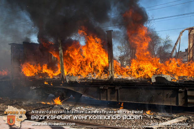 20180414 Brand mehrerer Güterwaggons im Bahnhof Pfaffstätten  Foto: © Stefan Schneider BFKDO BADEN