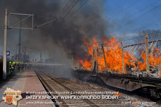 20180414 Brand mehrerer Güterwaggons im Bahnhof Pfaffstätten  Foto: © Stefan Schneider BFKDO BADEN