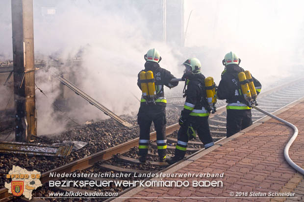 20180414 Brand mehrerer Güterwaggons im Bahnhof Pfaffstätten  Foto: © Stefan Schneider BFKDO BADEN