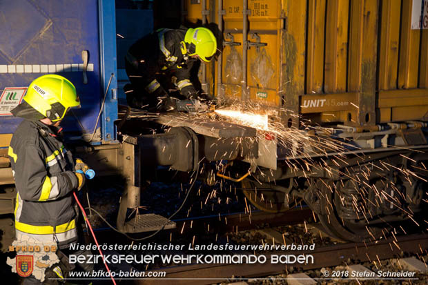 20180414 Brand mehrerer Güterwaggons im Bahnhof Pfaffstätten  Foto: © Stefan Schneider BFKDO BADEN