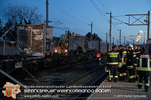 20180414 Brand mehrerer Güterwaggons im Bahnhof Pfaffstätten  Foto: © Stefan Schneider BFKDO BADEN