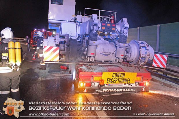 20180419 Reifenbrand am Tieflader eines Schwertransporters auf der A21 zwischen Mayerling und Heiligenkreuz Bezirk Baden  Foto: © Pressestelle Freiwillige Feuerwehr Alland