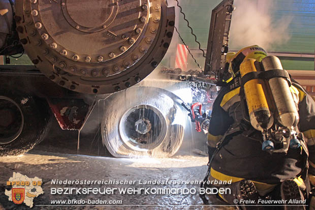 20180419 Reifenbrand am Tieflader eines Schwertransporters auf der A21 zwischen Mayerling und Heiligenkreuz Bezirk Baden  Foto: © Pressestelle Freiwillige Feuerwehr Alland