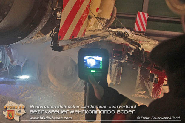 20180419 Reifenbrand am Tieflader eines Schwertransporters auf der A21 zwischen Mayerling und Heiligenkreuz Bezirk Baden  Foto: © Pressestelle Freiwillige Feuerwehr Alland