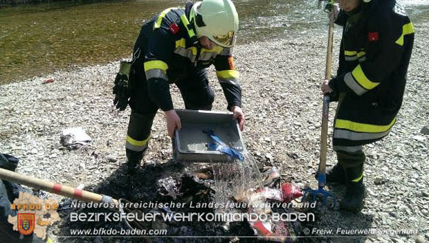 20180414 Kleinbrand neben der Schwechat im Helenental Ortsgebiet Siegenfeld  Foto: © Freiwillige Feuerwehr Siegenfeld