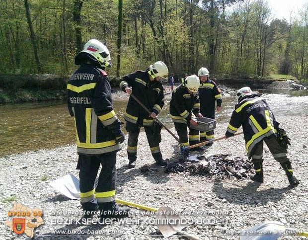 20180414 Kleinbrand neben der Schwechat im Helenental Ortsgebiet Siegenfeld  Foto: © Freiwillige Feuerwehr Siegenfeld