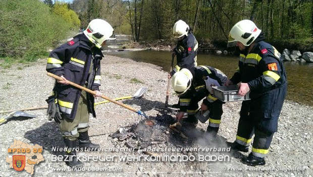 20180414 Kleinbrand neben der Schwechat im Helenental Ortsgebiet Siegenfeld  Foto: © Freiwillige Feuerwehr Siegenfeld