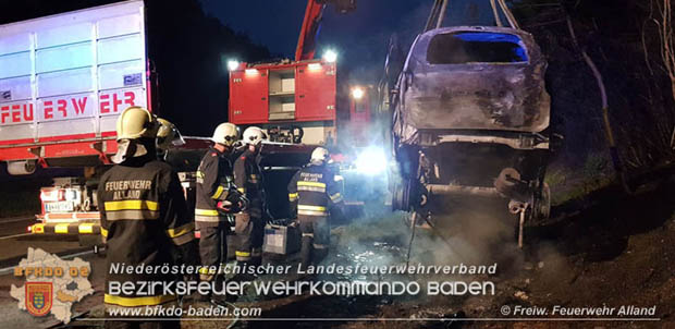 20180509 Nächtlicher Fahrzeugbrand auf der A21 im Bezirk Baden  Foto: © Freiwillige Feuerwehr Alland