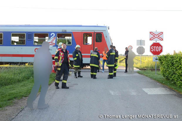 20180509 Pkw von Persoenzug erfasst in Tattendorf  Foto: © Thomas Lenger MONATSREVUE.at