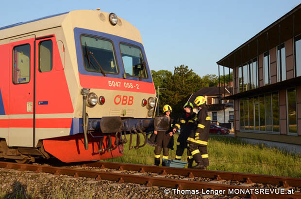 20180509 Pkw von Persoenzug erfasst in Tattendorf  Foto: © Thomas Lenger MONATSREVUE.at