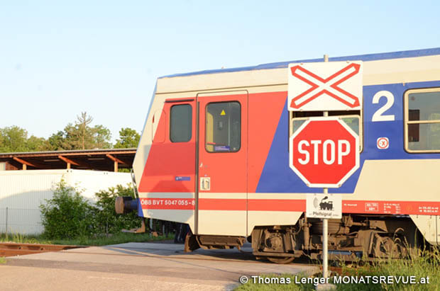 20180509 Pkw von Persoenzug erfasst in Tattendorf  Foto: © Thomas Lenger MONATSREVUE.at