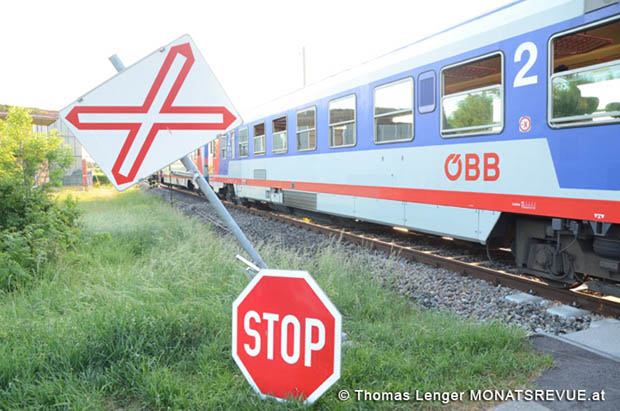 20180509 Pkw von Persoenzug erfasst in Tattendorf  Foto: © Thomas Lenger MONATSREVUE.at