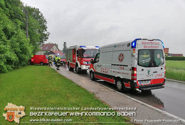 20180515 Firmenfahrzeug prallt gegen Strommast auf der L157 bei Pottendorf Foto: © Freiwillige Feuerwehr Pottendorf 20180515 Firmenfahrzeug prallt gegen Strommast auf der L157 bei Pottendorf Foto: © Freiwillige Feuerwehr Pottendorf