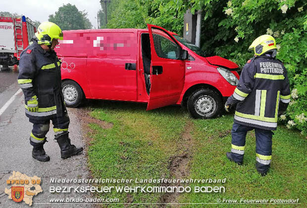 20180515 Firmenfahrzeug prallt gegen Strommast auf der L157 bei Pottendorf Foto: © Freiwillige Feuerwehr Pottendorf 20180515 Firmenfahrzeug prallt gegen Strommast auf der L157 bei Pottendorf Foto: © Freiwillige Feuerwehr Pottendorf