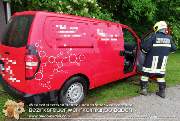 20180515 Firmenfahrzeug prallt gegen Strommast auf der L157 bei Pottendorf Foto: © Freiwillige Feuerwehr Pottendorf 20180515 Firmenfahrzeug prallt gegen Strommast auf der L157 bei Pottendorf Foto: © Freiwillige Feuerwehr Pottendorf