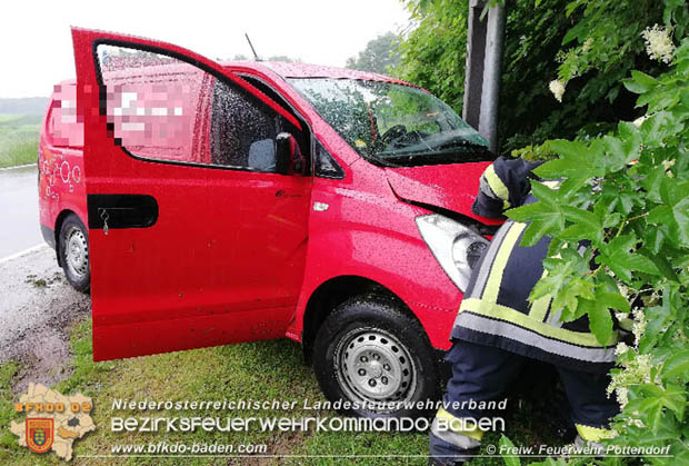 20180515 Firmenfahrzeug prallt gegen Strommast auf der L157 bei Pottendorf Foto: © Freiwillige Feuerwehr Pottendorf 20180515 Firmenfahrzeug prallt gegen Strommast auf der L157 bei Pottendorf Foto: © Freiwillige Feuerwehr Pottendorf