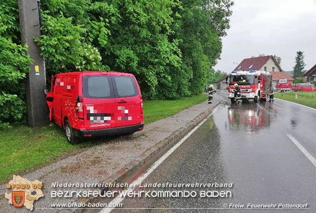 20180515 Firmenfahrzeug prallt gegen Strommast auf der L157 bei Pottendorf Foto: © Freiwillige Feuerwehr Pottendorf 20180515 Firmenfahrzeug prallt gegen Strommast auf der L157 bei Pottendorf Foto: © Freiwillige Feuerwehr Pottendorf