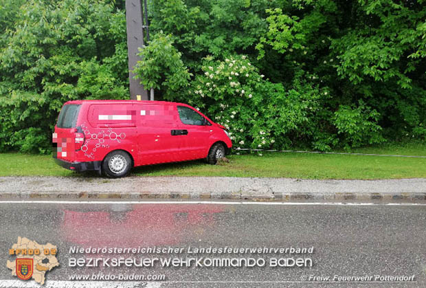 20180515 Firmenfahrzeug prallt gegen Strommast auf der L157 bei Pottendorf Foto: © Freiwillige Feuerwehr Pottendorf 20180515 Firmenfahrzeug prallt gegen Strommast auf der L157 bei Pottendorf Foto: © Freiwillige Feuerwehr Pottendorf
