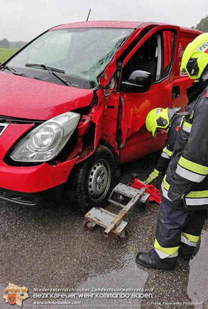 20180515 Firmenfahrzeug prallt gegen Strommast auf der L157 bei Pottendorf Foto: © Freiwillige Feuerwehr Pottendorf 20180515 Firmenfahrzeug prallt gegen Strommast auf der L157 bei Pottendorf Foto: © Freiwillige Feuerwehr Pottendorf