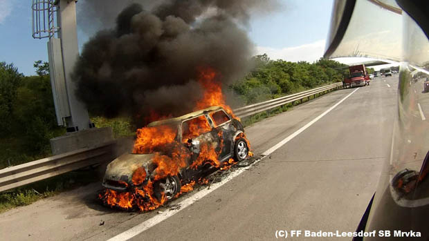 20180521 Fahrzeugvollbrand auf der A2 zwischen Baden und Bad Vöslau Foto: © SB Georg Mrvka FF Baden-Leesdorf 20180521 Fahrzeugvollbrand auf der A2 zwischen Baden und Bad Vöslau Foto: © SB Georg Mrvka FF Baden-Leesdorf