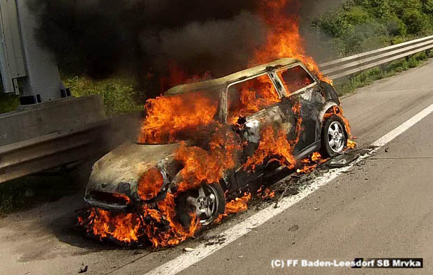 20180521 Fahrzeugvollbrand auf der A2 zwischen Baden und Bad Vöslau Foto: © SB Georg Mrvka FF Baden-Leesdorf 20180521 Fahrzeugvollbrand auf der A2 zwischen Baden und Bad Vöslau Foto: © SB Georg Mrvka FF Baden-Leesdorf