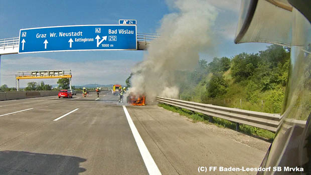 20180521 Fahrzeugvollbrand auf der A2 zwischen Baden und Bad Vöslau Foto: © SB Georg Mrvka FF Baden-Leesdorf 20180521 Fahrzeugvollbrand auf der A2 zwischen Baden und Bad Vöslau Foto: © SB Georg Mrvka FF Baden-Leesdorf
