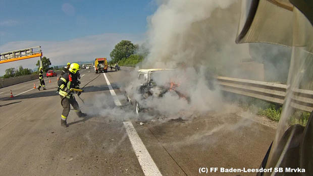 20180521 Fahrzeugvollbrand auf der A2 zwischen Baden und Bad Vöslau Foto: © SB Georg Mrvka FF Baden-Leesdorf 20180521 Fahrzeugvollbrand auf der A2 zwischen Baden und Bad Vöslau Foto: © SB Georg Mrvka FF Baden-Leesdorf