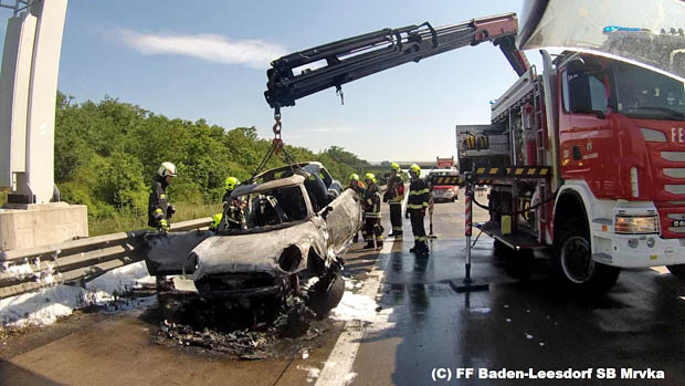 20180521 Fahrzeugvollbrand auf der A2 zwischen Baden und Bad Vöslau Foto: © SB Georg Mrvka FF Baden-Leesdorf 20180521 Fahrzeugvollbrand auf der A2 zwischen Baden und Bad Vöslau Foto: © SB Georg Mrvka FF Baden-Leesdorf