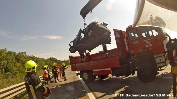 20180521 Fahrzeugvollbrand auf der A2 zwischen Baden und Bad Vöslau  Foto: © SB Georg Mrvka FF Baden-Leesdorf