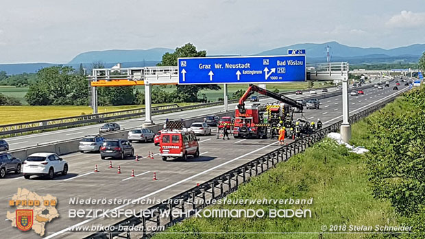 20180521 Fahrzeugvollbrand auf der A2 zwischen Baden und Bad Vöslau Foto: © Stefan Schneider BFK Baden 20180521 Fahrzeugvollbrand auf der A2 zwischen Baden und Bad Vöslau Foto: © Stefan Schneider BFK Baden