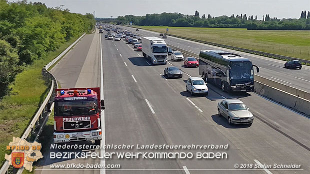 20180521 Fahrzeugvollbrand auf der A2 zwischen Baden und Bad Vöslau Foto: © Stefan Schneider BFK Baden 20180521 Fahrzeugvollbrand auf der A2 zwischen Baden und Bad Vöslau Foto: © Stefan Schneider BFK Baden