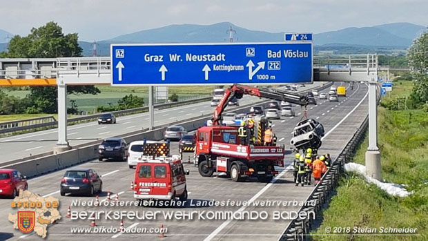 20180521 Fahrzeugvollbrand auf der A2 zwischen Baden und Bad Vöslau Foto: © Stefan Schneider BFK Baden 20180521 Fahrzeugvollbrand auf der A2 zwischen Baden und Bad Vöslau Foto: © Stefan Schneider BFK Baden