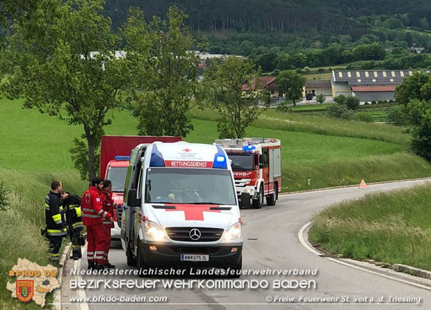20180517 Fahrzeugüberschlag bei St.Veit a.d.Triesting "Großauer Höhe"  Foto: © Freiwillige Feuerwehr St.Veit