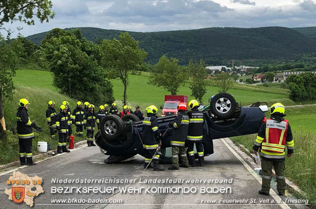 20180517 Fahrzeugüberschlag bei St.Veit a.d.Triesting "Großauer Höhe"  Foto: © Freiwillige Feuerwehr St.Veit