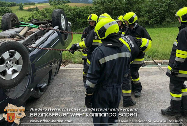 20180517 Fahrzeugüberschlag bei St.Veit a.d.Triesting "Großauer Höhe"  Foto: © Freiwillige Feuerwehr St.Veit