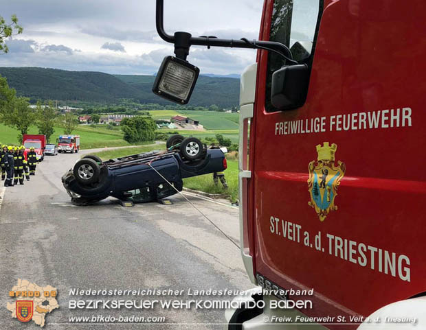 20180517 Fahrzeugüberschlag bei St.Veit a.d.Triesting "Großauer Höhe"  Foto: © Freiwillige Feuerwehr St.Veit