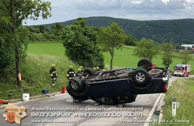 20180517 Fahrzeugüberschlag bei St.Veit a.d.Triesting "Großauer Höhe"  Foto: © Freiwillige Feuerwehr St.Veit