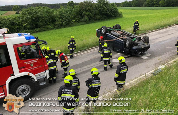 20180517 Fahrzeugüberschlag bei St.Veit a.d.Triesting "Großauer Höhe"  Foto: © Freiwillige Feuerwehr St.Veit
