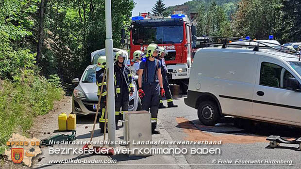20180523 Pkw prallt gegen Linienbus auf der LB18 bei Hirtenberg  Foto: © FF Hirtenberg / Martin Kautschek