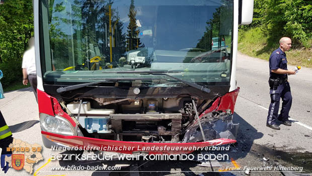 20180523 Pkw prallt gegen Linienbus auf der LB18 bei Hirtenberg  Foto: © FF Hirtenberg / Martin Kautschek