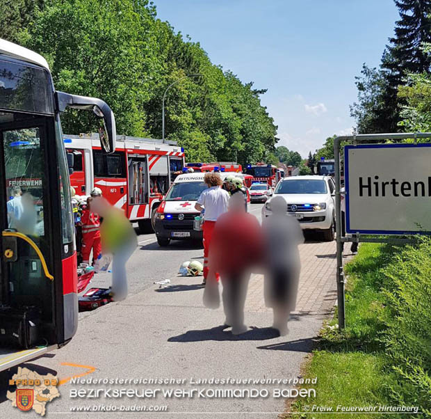 20180523 Pkw prallt gegen Linienbus auf der LB18 bei Hirtenberg  Foto: © FF Hirtenberg / Martin Kautschek