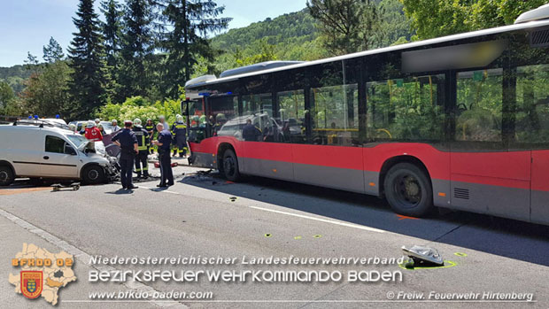 20180523 Pkw prallt gegen Linienbus auf der LB18 bei Hirtenberg  Foto: © FF Hirtenberg / Martin Kautschek