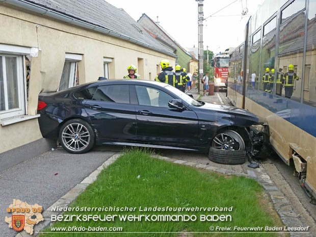 20180423 Garnitur der Badner Bahn erfasst abgestellten Pkw in Baden Ortsteil Leesdorf  Foto:  © Stefan Wagner FF Baden-Leesdorf