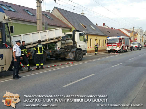 20180423 Garnitur der Badner Bahn erfasst abgestellten Pkw in Baden Ortsteil Leesdorf Foto: © Stefan Wagner FF Baden-Leesdorf 20180423 Garnitur der Badner Bahn erfasst abgestellten Pkw in Baden Ortsteil Leesdorf Foto: © Stefan Wagner FF Baden-Leesdorf