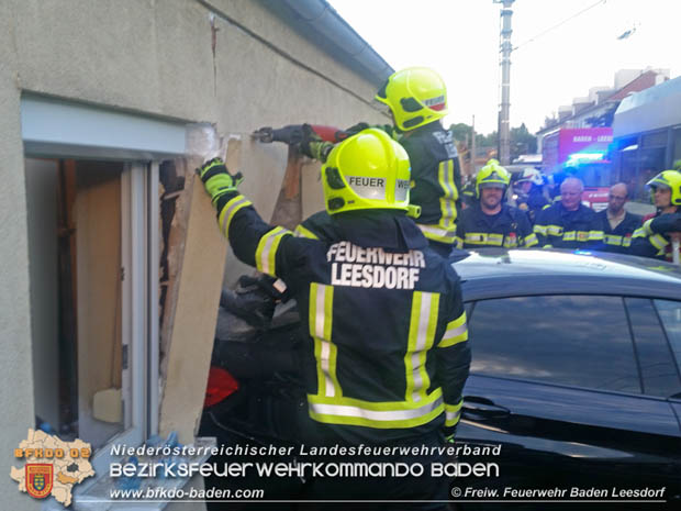 20180423 Garnitur der Badner Bahn erfasst abgestellten Pkw in Baden Ortsteil Leesdorf Foto: © Stefan Wagner FF Baden-Leesdorf 20180423 Garnitur der Badner Bahn erfasst abgestellten Pkw in Baden Ortsteil Leesdorf Foto: © Stefan Wagner FF Baden-Leesdorf